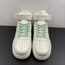 Cargar imagen en el visor de la galería, Air Force 1 07 Mid Cream White Green BY6899-695
