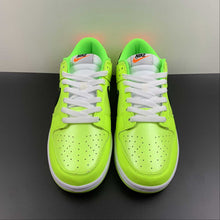 Cargar imagen en el visor de la galería, SB Dunk Low Glow in the Dark Venom Green Black Glow FJ4610-702
