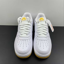 Cargar imagen en el visor de la galería, Air Force 1 07 White University Gold Gum DZ4512-100
