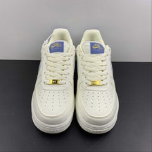 Cargar imagen en el visor de la galería, Air Force 1 07 Low Beige Blue Metallic Gold MN5696-209
