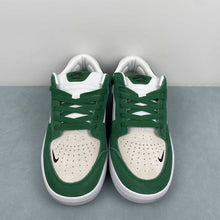 Cargar imagen en el visor de la galería, SB Force 58 Pine Green White DV5477-300
