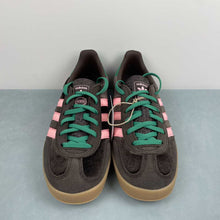 Cargar imagen en el visor de la galería, Adidas Gazelle Indoor Dark Brown Glow Pink Court Green JI2714
