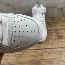 Cargar imagen en el visor de la galería, Air Force 1 07 Mid White and Green AO2424-104
