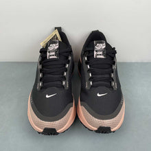 Cargar imagen en el visor de la galería, Nike Zoom Vomero 18 GTX Black Crimson Tint HQ7002-003
