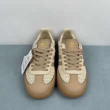 Cargar imagen en el visor de la galería, Adidas Samba OG Sand Strata Magic Beige Gum JR9446
