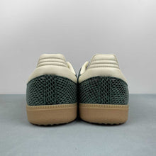 Cargar imagen en el visor de la galería, Adidas Samba OG Green Snakeskin JR8848
