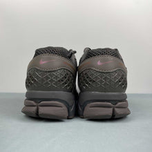 Cargar imagen en el visor de la galería, Zoom Vomero 5 Cave Stone Metallic Silver HF5493-201
