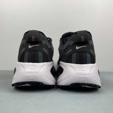 Cargar imagen en el visor de la galería, Nike Zoom Vomero 18 GTX Black White Metallic Silver HQ7002-002
