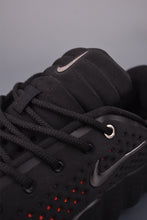 Cargar imagen en el visor de la galería, Nike Mind 002 Black Hyper Crimson Chrome HQ4308-001
