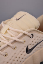 Cargar imagen en el visor de la galería, Nike Mind 002 Light Khaki Desert Khaki Hyper Crimson HQ4308-200
