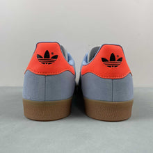 Cargar imagen en el visor de la galería, Adidas Gazelle Clear Sky Core Black Gum JI2076
