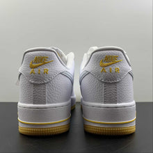 Cargar imagen en el visor de la galería, Air Force 1 07 White University Gold Gum DZ4512-100
