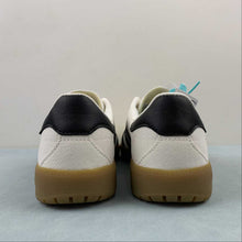 Cargar imagen en el visor de la galería, Adidas Bermuda Cloud White Core Black Gum GY7391
