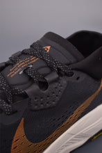 Cargar imagen en el visor de la galería, Nike ACG Zegama Black Gold HV8113-008
