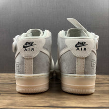 Cargar imagen en el visor de la galería, Air Force 1 07 Mid x Reigning Champ White Gray Black 807618-300
