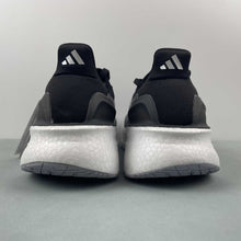 Cargar imagen en el visor de la galería, Adidas UltraBoost 5X Core Black Cloud White Carbon IH3110
