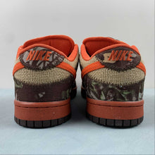 Cargar imagen en el visor de la galería, Dunk Low Pro Sb Reese Forbes Orange Burlap Natural Blaze 304292-281
