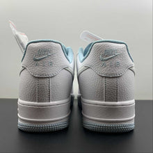 Cargar imagen en el visor de la galería, Air Force 1 07 Low White Light Blue UO6369-568
