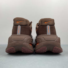 Cargar imagen en el visor de la galería, Renegade x Nike Vomero Premium Brown Barsalt Total Orange Bronze Eclipse Hyper Rimson IQ7314-200
