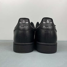 Cargar imagen en el visor de la galería, Adidas Superstar 2 Berlin Core Black Carbon JQ3225
