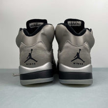 Cargar imagen en el visor de la galería, Air Jordan 5 Retro Wings Medium Grey Black Metallic Silver IO2038-001
