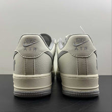 Cargar imagen en el visor de la galería, Undefeated x Air Force 1 Low Gray White UN6695-288
