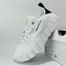 Cargar imagen en el visor de la galería, Nike Mind 002 White and Black Silver Hook HQ4308-004

