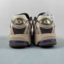 Cargar imagen en el visor de la galería, Adidas Response CL x Bad Bunny Step Fine Ecru ID0780
