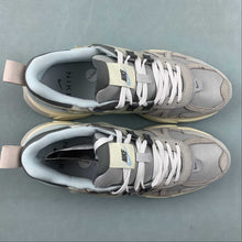 Cargar imagen en el visor de la galería, Nike V2k Run Light Bone Metallic Platinum FZ3596-072
