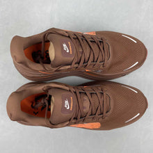 Cargar imagen en el visor de la galería, Renegade x Nike Vomero Premium Brown Barsalt Total Orange Bronze Eclipse Hyper Rimson IQ7314-200
