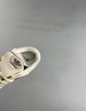 Cargar imagen en el visor de la galería, Adidas Astir “EcruTint” Gold Metallic
