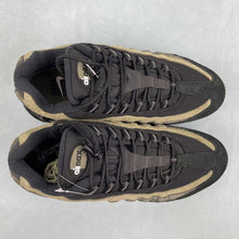 Cargar imagen en el visor de la galería, Undefeated x Air Max 95 Medium Olive IB4523-200
