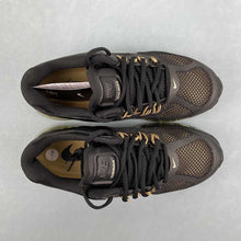 Cargar imagen en el visor de la galería, Nike Air Max 2013 Black Flat Gold HQ1927-001
