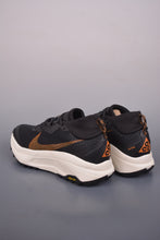 Cargar imagen en el visor de la galería, Nike ACG Zegama Black Gold HV8113-008
