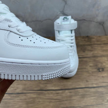 Cargar imagen en el visor de la galería, Air Force 1 07 Mid White and Green AO2424-104
