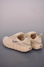 Cargar imagen en el visor de la galería, Nike Mind 002 Light Khaki Desert Khaki Hyper Crimson HQ4308-200
