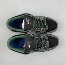 Cargar imagen en el visor de la galería, There Skateboards x SB Dunk Low Black Gorge Green White HF7743-001
