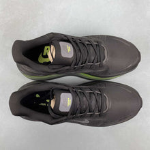 Cargar imagen en el visor de la galería, Nike Vomero Premium Black Volt HQ2050-001
