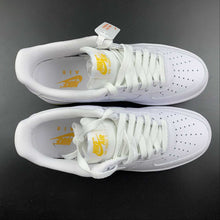 Cargar imagen en el visor de la galería, Air Force 1 07 White University Gold Gum DZ4512-100
