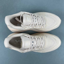 Cargar imagen en el visor de la galería, Nike Vomero Premium Beige HQ2050-835
