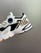 Cargar imagen en el visor de la galería, Adidas Astir Cloud White Core Black Cream White
