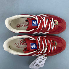 Cargar imagen en el visor de la galería, Adidas Gazelle Indoor Better Scarlet Off White Gold Metallic IF1808
