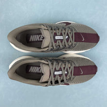 Cargar imagen en el visor de la galería, Nike ZoomX Pegasus PLUS Olive Grey Maroon FQ7262-005
