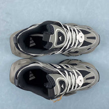 Cargar imagen en el visor de la galería, Adidas XLG Runner Deluxe Silver Pebble Carbon Ivory JR8078
