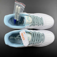 Cargar imagen en el visor de la galería, Air Force 1 07 Low White Light Blue UO6369-568
