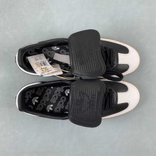 Cargar imagen en el visor de la galería, Adidas Samba LT Core Black Cloud White Gold Metallic IG2010
