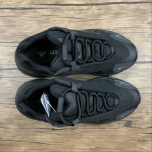 Cargar imagen en el visor de la galería, Adidas Yeezy Boost 700 MNVN Triple Black FV4440
