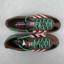 Cargar imagen en el visor de la galería, Adidas Gazelle Indoor Dark Brown Glow Pink Court Green JI2714
