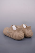 Cargar imagen en el visor de la galería, Nike ReactX Rejuven8 Desert Color Silver Hook HV5060-200
