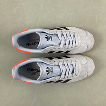 Cargar imagen en el visor de la galería, Adidas Gazelle Clear Sky Core Black Gum JI2076
